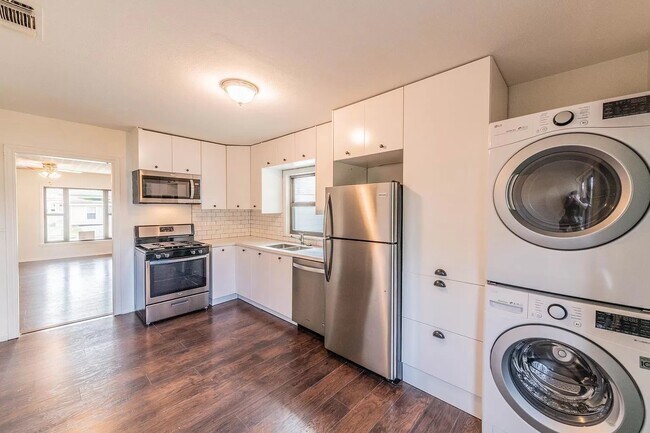 Building Photo - Gorgeous and Modern 3 bedroom/2 bath in Ea...