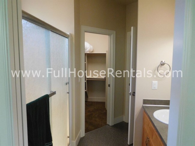 Building Photo - 3032 Hendricks Hill Dr