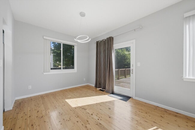 Foto del edificio - Updated Two-Story with Granite Kitchen, Deck, and Fully Fenced Yard