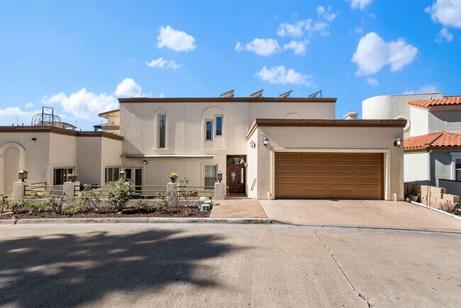 Building Photo - Custom Del Cerro Home with Views