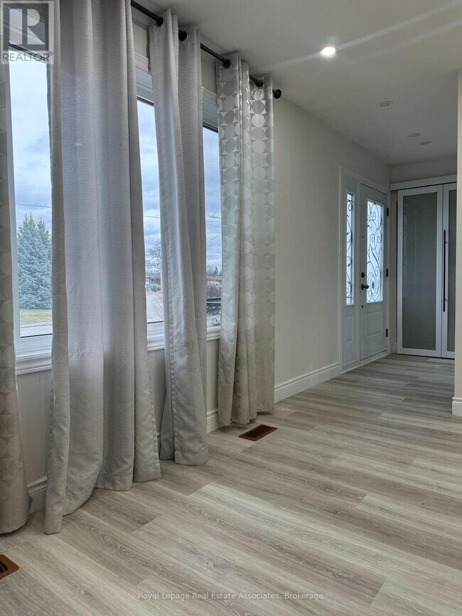 Building Photo - 25 Ashwood Crescent