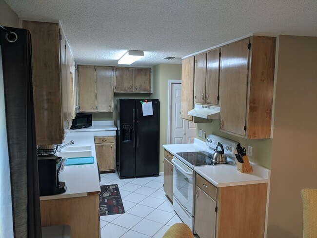 Building Photo - Adorable Two Bedroom, Townhouse....$1,250....