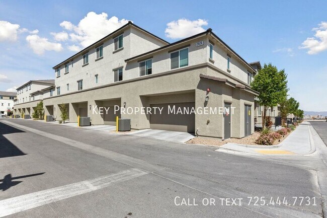 Building Photo - Experience Resort-Style Living - 3BR Townh...