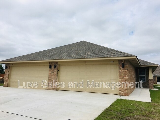 Photo - 749 SW 13th St House