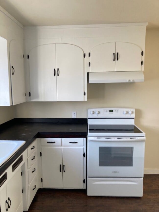 Building Photo - Spacious Multi-Level Apartment in the Hear...