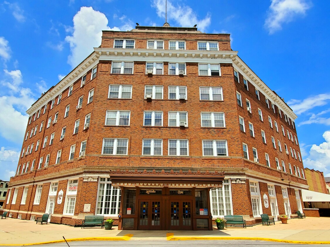 Fachada del edificio - LaFontaine Center Affordable Senior Housing