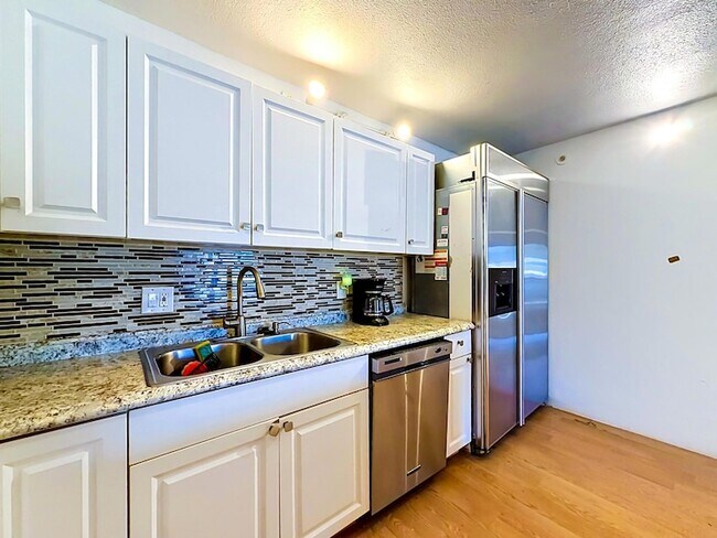 Foto del edificio - 706 Sunny Pine Way