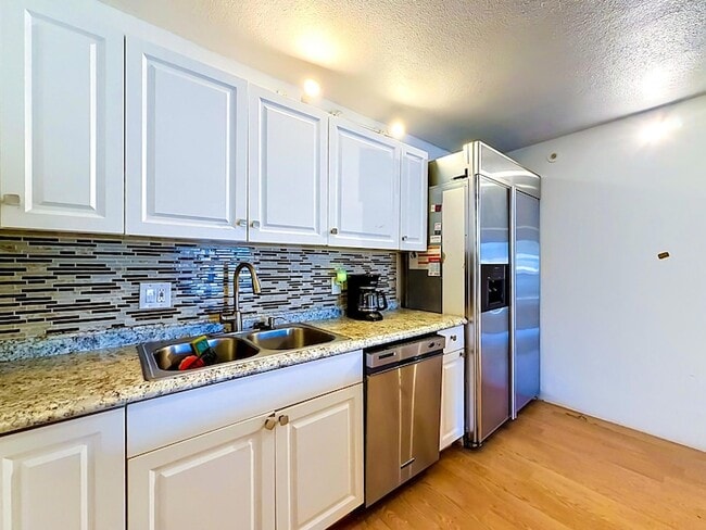 Building Photo - 706 Sunny Pine Way
