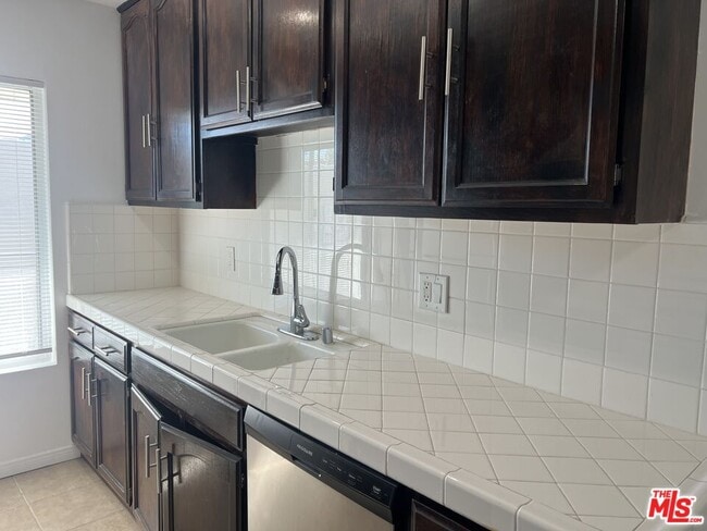 Building Photo - 1024 N Stanley Ave