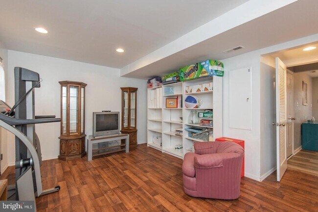 Building Photo - 322 Larose Dr