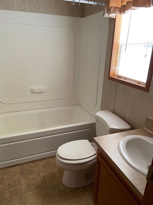 Building Photo - 3 bd 2ba Available Today!