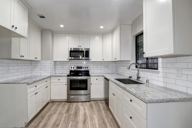 Building Photo - Luxurious Home near North Star