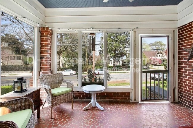 Photo - 939 Euclid Ave NE House