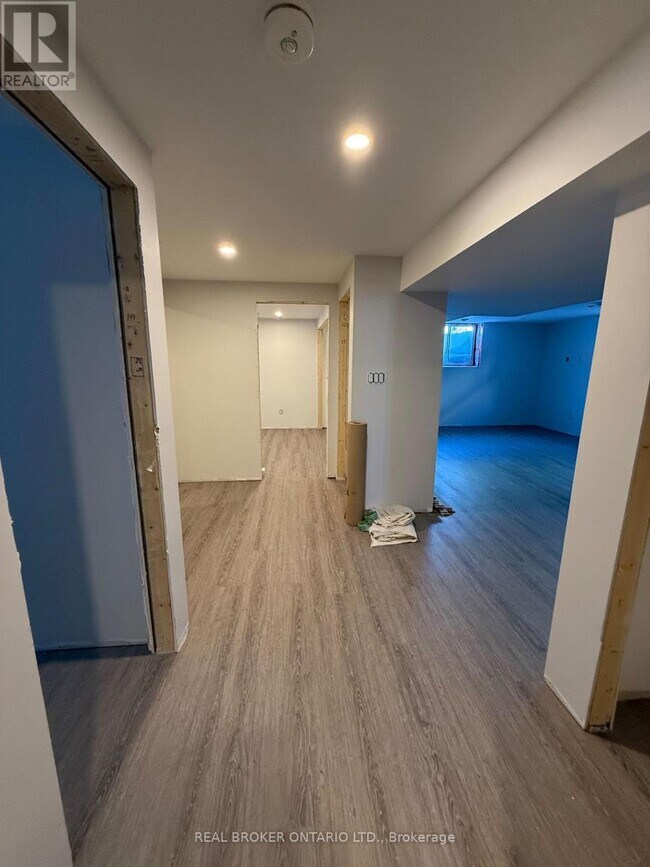 Building Photo - 33 Braeburn St