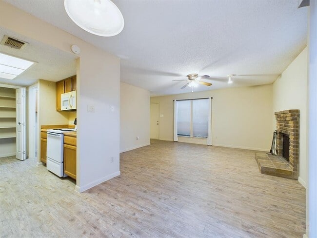 Building Photo - 8502 Lyndon Ln