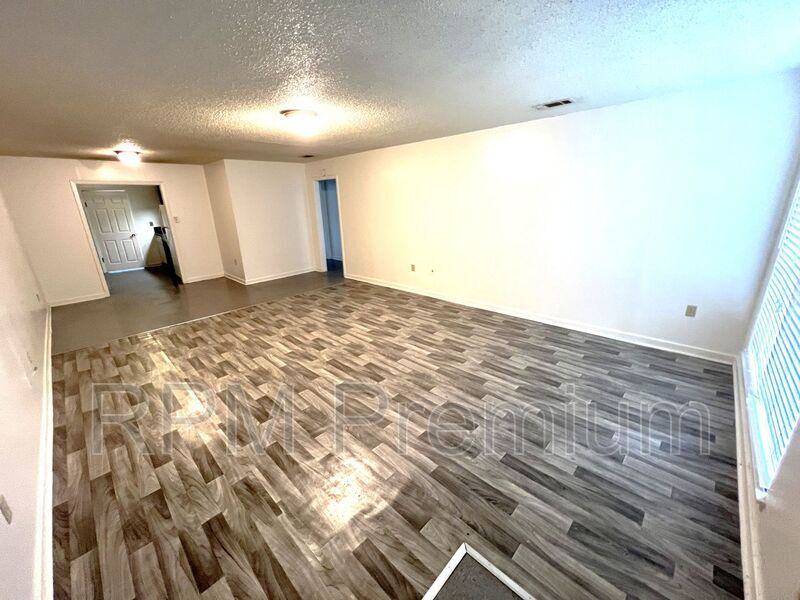 Foto principal - 2150 N Sherwood Forest Dr