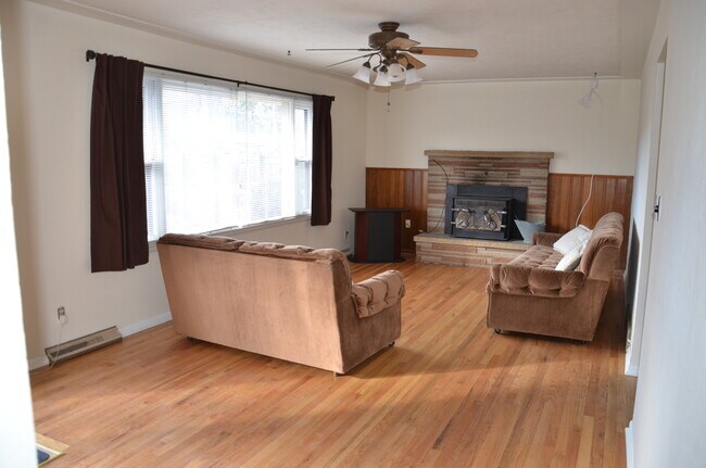 Sala de estar 1 - 1004 S Taft Hill Rd