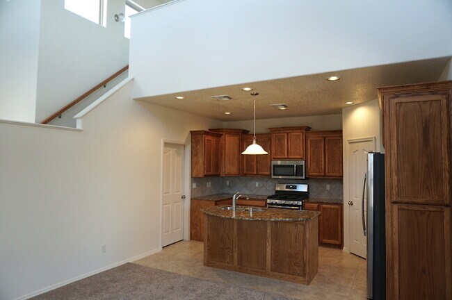 Foto del edificio - Amazing 3 Bedroom! Great location! Across ...