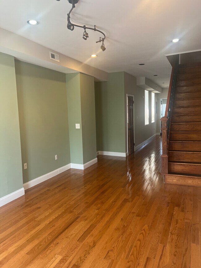Building Photo - 422 N Collington Ave