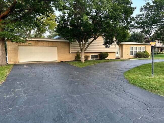 Building Photo - 104 Graymoor Ln