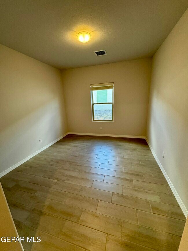 Foto del edificio - 7500 Enchanted Ridge Dr