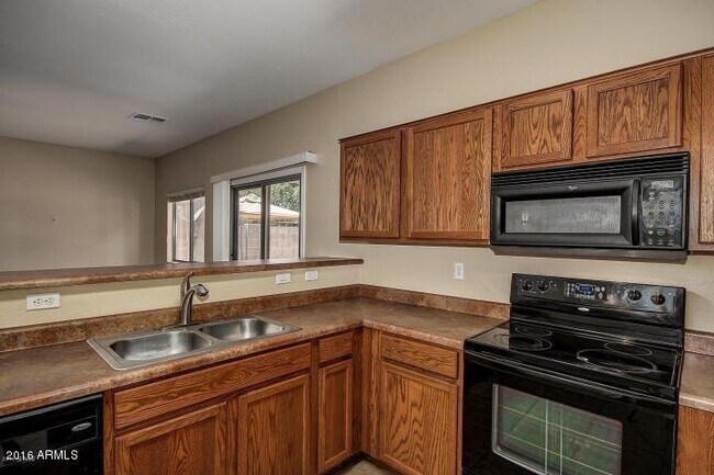 Foto del edificio - 7034 McMahon Way