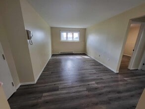 Building Photo - 84 Parade St