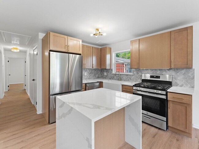 Foto del edificio - Fully Renovated 3-Bedroom Home with Designer Kitchen, Large Deck & Central Air in Pennsauken