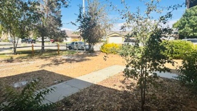 Building Photo - 633 Las Colinas St