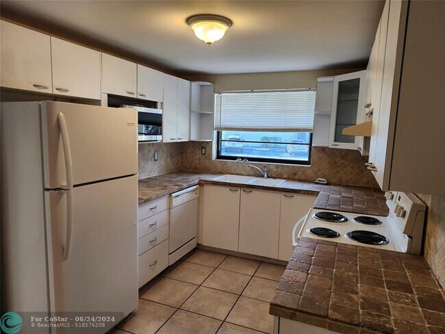 Building Photo - 8971 Palm Tree Ln