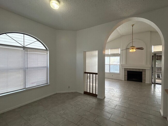 Foto del edificio - AVAILABLE NOW 4 BED/ 2 BA HOUSE FOR RENT! LP 1604/PUE RD