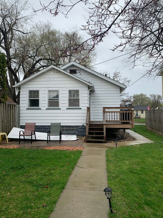 Building Photo - Charming 2 bedroom home in Rock Island