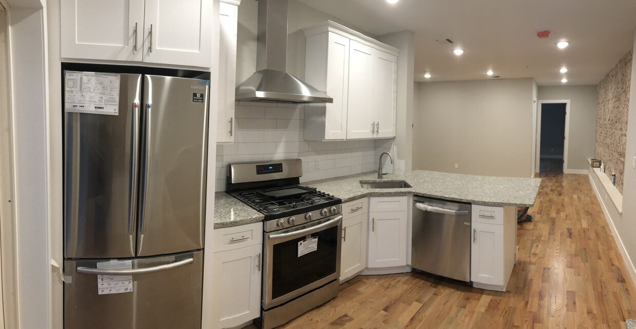 Oversized Modern Kitch - 5013 Hudson Ave