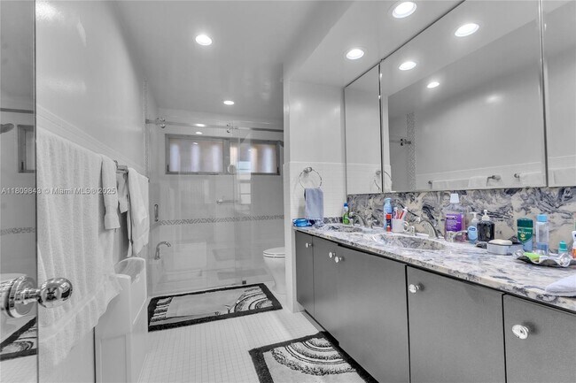 Foto del edificio - 9200 W Bay Harbor Dr