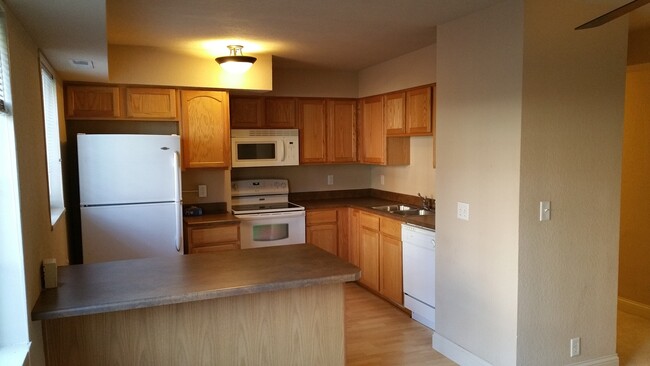 Building Photo - 1 bedroom, 1 bath upscale condo near UIHC ...