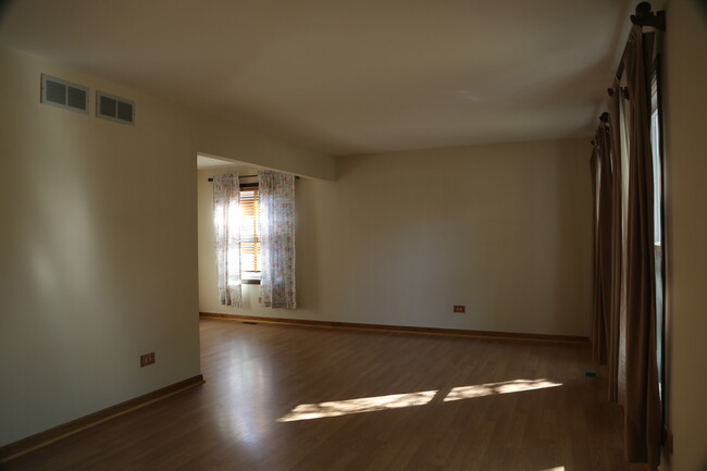 Building Photo - 1013 Longford Dr