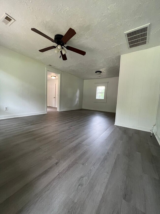 Building Photo - Available Now 2 bedroom 1 bath!