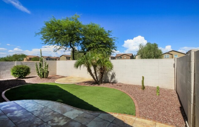 Building Photo - 31459 N Claridge Cir
