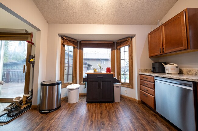 Foto del edificio - 825 Golden Meadow Rd