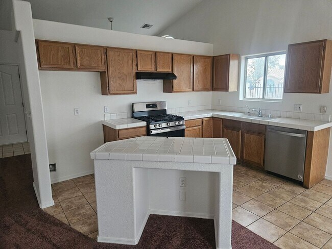 Foto del edificio - 3 Bedroom House w/ 3 Car Garage in Fort Mo...