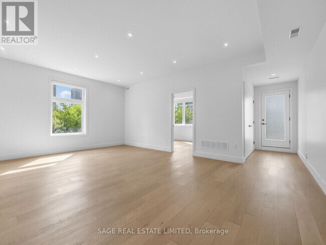 Building Photo - 909 Castlefield Ave