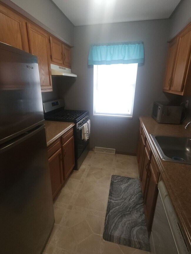 Building Photo - 2 bedroom 1.5 Bath townhome with 1 car gar...
