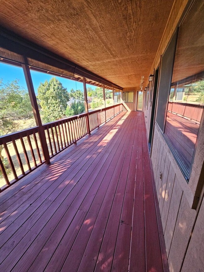 Foto del edificio - 3200sqft home with solar for rent!