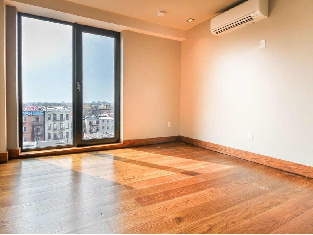 Foto principal - 865 Willoughby Ave