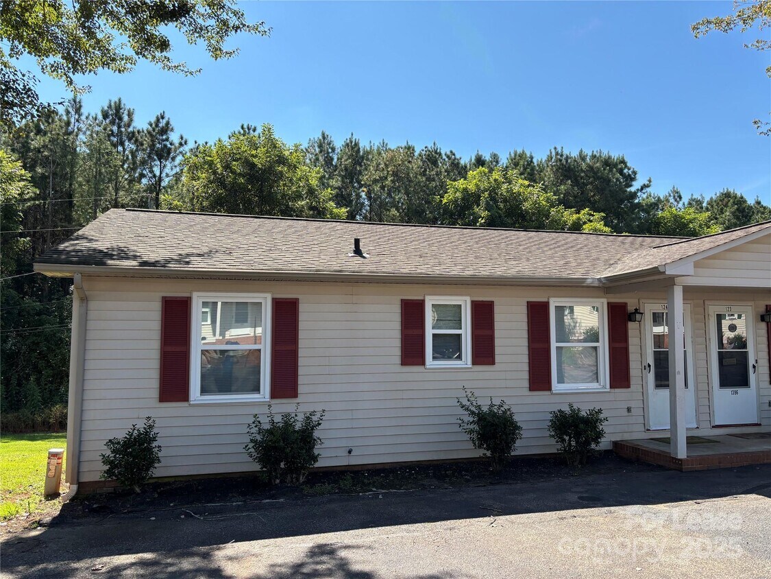 Foto principal - 1398 Roundtree Ln