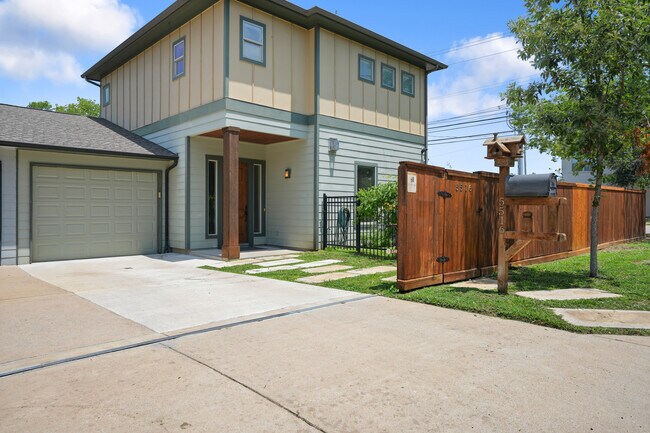 Building Photo - 5516 Link Ave