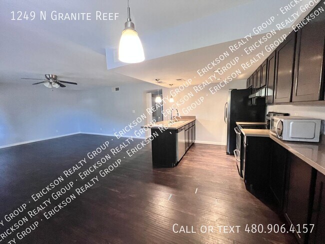 Foto del edificio - 1249 N Granite Reef Rd