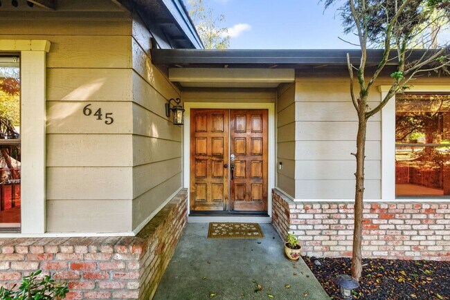 Foto del edificio - Charming 3-Bed / 2-Bath Retreat on Over an Acre in Sebastopol