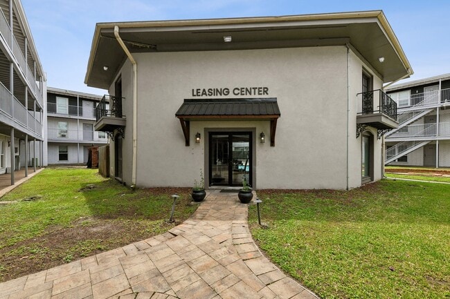 Building Photo - The Leonne