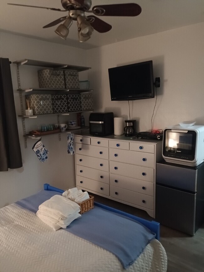 Dormitorio amueblado - 7248 Shoshone Ave